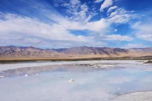 prachtige natuur landschapsmening van smaragdgroen zoutmeer in qinghai china foto