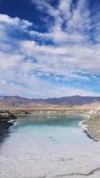 prachtige natuur landschapsmening van smaragdgroen zoutmeer in qinghai china foto