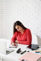 vrouw die vanuit huis studeert foto