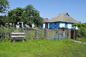 mooie oude poort van verlaten huis in dorp foto