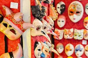 carnaval maskers staan foto