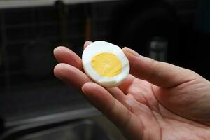 foto van een menselijk hand- Holding een gekookt ei