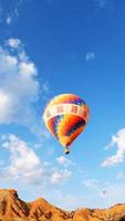 heteluchtballon in zhangyei danxia landvorm, gansu china foto