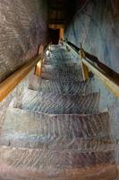 steile stenen rotsladder in mati-tempel in zhangye gansu, china. foto