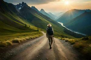 een Mens met een rugzak wandelen naar beneden een aarde weg in de bergen. ai-gegenereerd foto