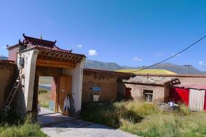 oud klein huis in arou da tempel in qinghai china. foto