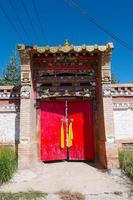 Tibetaans boeddhistisch klooster arou da tempel in qinghai china. foto