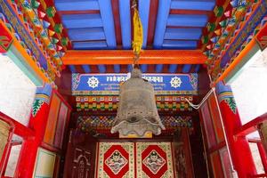Tibetaans boeddhistisch klooster arou da tempel in qinghai china. foto