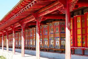 gebedsmolen in arou da tempel in qinghai china. foto