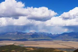 blauwe hemel qilian velden in qinghai china foto