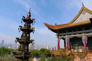 tulou tempel van beishan berg, yongxing tempel in xining china. foto