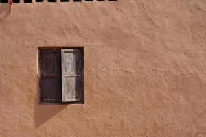 oude huismuur en houten raam tuyoq village valleyxinjiang china. foto