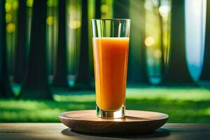 een glas van oranje sap Aan een houten tafel in de bossen. ai-gegenereerd foto