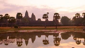 oud tempelerfgoed angkor wat bij dageraad in siem ream, cambodja foto