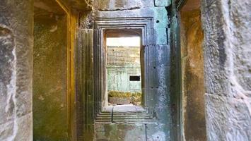 stenen ruïnevenster bij ta prohm-tempel, siem reap cambodja. foto