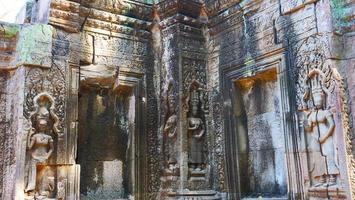 steenhouwen bij de tempel van Ta Prohm, Siem Reap Cambodja. foto