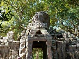 stenen deur poortruïne bij Banteay Kdei, in Siem Reap, Cambodja foto