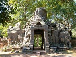 stenen deur poortruïne bij Banteay Kdei in Siem Reap, Cambodja foto