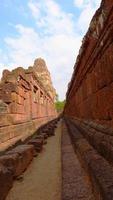 stenen rotswand bij de oude boeddhistische khmer-ruïne van pre rup, siem reap foto