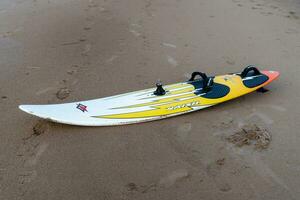 zosnovy saai, Rusland - oktober 15, 2023 een surfboard aan het liegen Aan de zand van strand foto