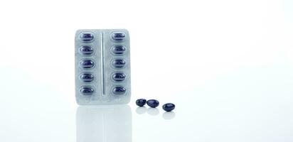 donker blauw capsule pillen met blaar pak van echinacea purpurea extract voor immuun Gezondheid geïsoleerd Aan wit achtergrond. kruiden geneeskunde voor verkoudheid Verlichting. alternatief geneesmiddel. Gezondheid zorg en geneesmiddel. foto