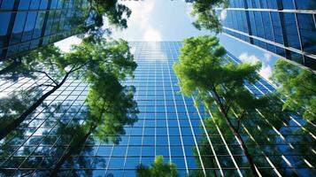 milieuvriendelijk gebouw in de modern stad. duurzame glas kantoor gebouw met boom voor verminderen koolstof dioxide. kantoor gebouw met groen omgeving. zakelijke gebouw verminderen co2. generatief ai. foto