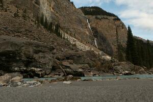 verbazingwekkend antenne visie van takakkaw valt in yoho nationaal park foto