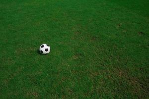 voetbal op gras met stadionachtergrond