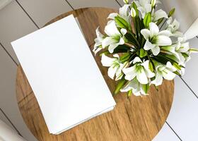 wit papier geplaatst op een houten tafel met een vaas met bloemen. foto