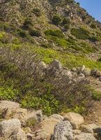 natuurlijke ruige landschappen op kos eiland griekenland bergen kliffen rotsen. foto