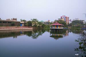 mooi landschap visie van rasel park meer in narayanganj stad, Bangladesh foto