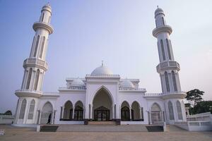 de meest mooi bouwkundig Elias ahmed chowdhury college jame masjid in Bangladesh onder de blauw lucht foto