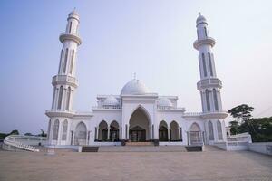 de meest mooi bouwkundig Elias ahmed chowdhury college jame masjid in Bangladesh onder de blauw lucht foto