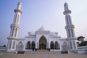 de meest mooi bouwkundig Elias ahmed chowdhury college jame masjid in Bangladesh onder de blauw lucht foto