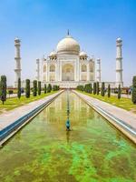 Taj Mahal-panorama in Agra India met verbazingwekkende symmetrische tuinen. foto