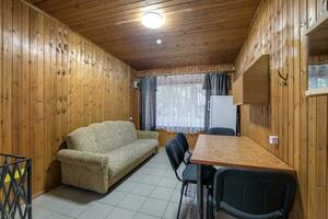 tafel met stoelen en sofa in Ingang hal van logeerkamer in houten land eco huis foto