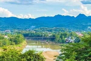 luang prabang stad in laos landschap panorama met mekong rivier. foto