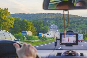 rijden op de Duitse snelwegen uitzicht vanuit het interieur van de auto. foto
