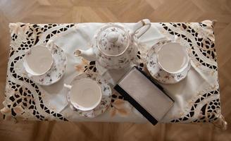 oud porselein op tafel. thee set. handgemaakt servies. foto
