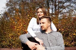 romantisch koppel in herfstpark - liefde, relatie en datingconcept foto