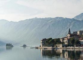 perast balkan dorp berglandschap in de buurt van kotor in montenegro foto