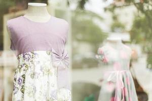 jurken voor jong meisje in winkeldisplay foto