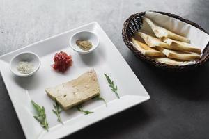 Franse foie gras paté en toast starterset foto