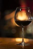 glas rode wijn in gezellig barinterieur foto