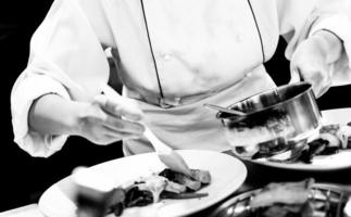 chef-kok die voedsel bereidt, chef-kok kookt in een keuken, zwart-wit foto