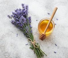 pot met honing en verse lavendelbloemen