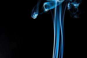 blauwe rook op zwarte achtergrond, rook abstract foto