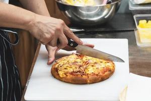 chef-kok die pizza bereidt, het proces van het maken van pizza foto