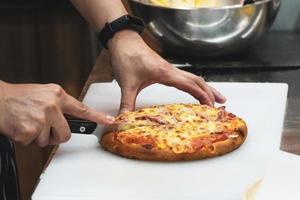 chef-kok die pizza bereidt, het proces van het maken van pizza foto