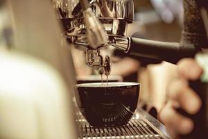 espresso shot uit koffiezetapparaat in coffeeshop